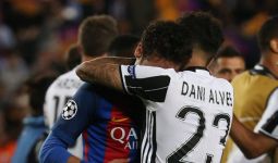Momen Mengharukan saat Neymar Menangis di Pelukan Alves - JPNN.com