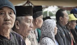Ribuan Warga Tanah Tinggi Mendapat Kartu Lansia Jakarta - JPNN.com