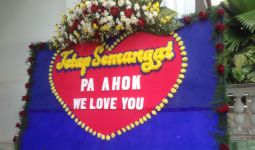 Lewat Bunga, Pendukung Tunjukkan Tanda Cinta ke Ahok - JPNN.com