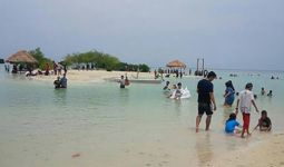 Pantai Pasir Perawan, Wisata Laut Murah Meriah di Perairan Jakarta - JPNN.com