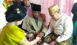 Nikahi Kembang Desa di Usia 70 Tahun, Mantan Wawali Habiskan Rp 1,4 M - JPNN.com