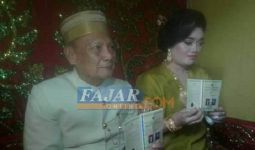 Wow! Ada Duit Bergepok-gepok di Pernikahan Mantan Wawali dengan Kembang Desa - JPNN.com