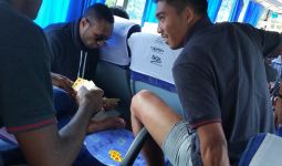 Beginilah Cara Tiga Pemain PSM Ini Mengisi Waktu Senggang dalam Bus - JPNN.com