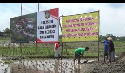 Kok Bisa, Puluhan Petani Tolak Pembangunan Gedung Sekolah - JPNN.com