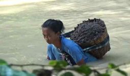 Perjuangan Ibu Pencari Pasir Melawan Arus Deras Sungai - JPNN.com