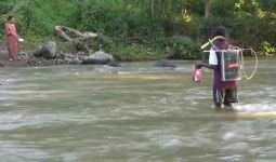 Miris...Mau ke Sekolah Harus Bertaruh Nyawa Seberangi Sungai - JPNN.com