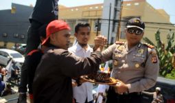 Kapolres Cirebon Terobos Ribuan Demonstran, Ternyata Cuma Mau... - JPNN.com