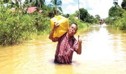 Bawa Naskah, Kepala Sekolah Terobos Banjir Besar demi Unas - JPNN.com