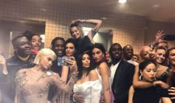 Kanye Ngambek, Kylie Jenner dan Bella Hadid Nongkrong di Kamar Mandi - JPNN.com