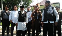 Protes JPU Kasus Ahok, Massa Datangi PN Cirebon - JPNN.com