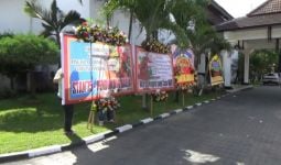 Giliran Polda Jatim Diserbu Puluhan Karangan Bunga - JPNN.com