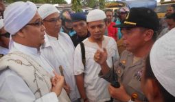 Massa FPI Jemput Sobri Lubis dan Bachtiar Nasir, Bandara Tegang - JPNN.com