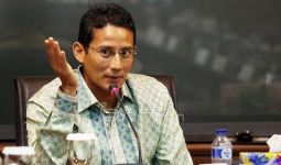 Pejalan Kaki Madiun-Jakarta Dapat Sepatu OK OCE dari Sandi - JPNN.com