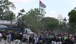 Polisi dan Wartawan jadi Korban saat Bintang Kejora Berkibar di Tengah Amukan Massa Demo - JPNN.com