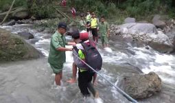 Sungguh Mulia..Tiap Pagi Gendong Anak SD Seberangi Sungai - JPNN.com