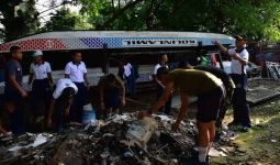 Prajurit Kolinlamil Bersihkan Sampah di Danau Sunter - JPNN.com