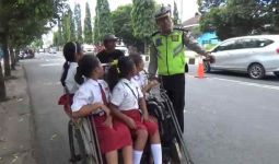 Anak SD Melongo Lihat Pak Polisi Ceramahi Tukang Becak - JPNN.com