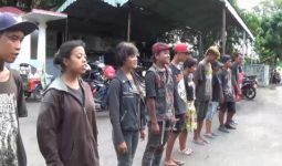 Anak Punk Jalanan Dihukum Nyanyi Indonesia Raya - JPNN.com