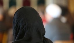 Ya Ampun, Pak Guru Menarik Jilbab Siswi Belia Hingga Terluka - JPNN.com