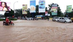 Banjir Melanda Batam, Banyak Kendaraan Mogok di Jalan - JPNN.com