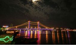 Gubrak! Pilar Jembatan Ampera Retak Ditabrak Tongkang Bermuatan Batubara - JPNN.com