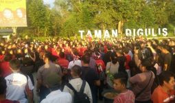 Aksi 1.000 Lilin Tegang, Digeruduk Penolak, Massa Kocar-kacir - JPNN.com