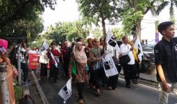 Demo Depan Istana, Ratusan Penyandang Disabilitas Tagih Janji Jokowi - JPNN.com