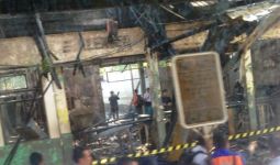 Stasiun Klender Terbakar, Satu Orang Terluka, 10 Ruangan jadi Korban - JPNN.com