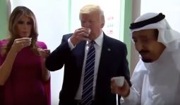 Raja Salman Tegur Donald Trump saat Hendak Minum Pakai Tangan Kiri - JPNN.com
