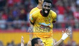 Laga Panas PSM vs Sriwijaya FC, Basna Julurkan Lidah ke Ferdinand - JPNN.com