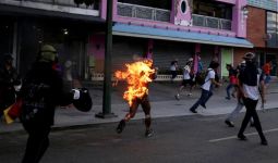 Guaido - Maduro Rebutan Kekuasaan, Rakyat Venezuela Jadi Korban - JPNN.com