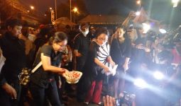 Relawan Jokowi Tabur Bunga di Lokasi Ledakan Bom Kampung Melayu - JPNN.com