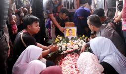 Denanda Histeris, Nyaris tak Percaya Kakak Tersayang Korban Bom Kampung Melayu - JPNN.com