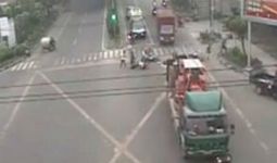 Terekam CCTV, Truk Seruduk Pengendara Motor di Medan, 3 Orang Tewas - JPNN.com