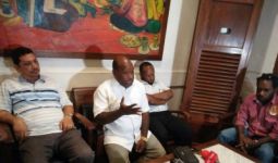 Amos Bawa Bukti Video Gubernur Papua Arahkan Warga Dukung Paslon 1 - JPNN.com