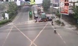 Pengendara Sepeda Motor Diseruduk Truk di Lampu Merah, Lihat Videonya di Sini - JPNN.com