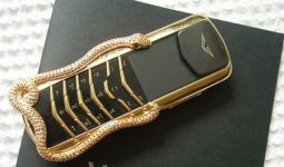 Feature Phone Mewah dengan Mata Ular Seharga Rp 4,8 M - JPNN.com