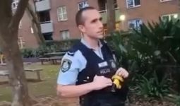 Brutal, Polisi Australia Tendang Remaja Aborigin - JPNN.com