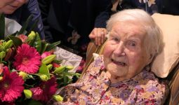 Joan Bush Merayakan Ulang Tahunnya yang ke-109 dengan Kue dan Sampanye - JPNN.com