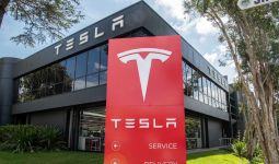Mobil Tesla Tanpa Pengemudi Tabrak Pohon, Penumpangnya Tewas - JPNN.com