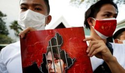Pendukung Suu Kyi Demo Mengecam Kudeta Militer Myanmar, Ada Ritual Mengusir Setan Segala - JPNN.com