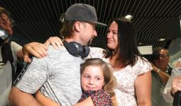 Reuni Keluarga Penuh Air Mata setelah Queensland Dibuka - JPNN.com