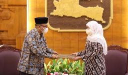 Puput Tantriana Ditangkap KPK, Khofifah Angkat Timbul jadi Plt Bupati Probolinggo - JPNN.com
