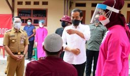 Presiden Jokowi Bertanya Kepada Tukang Becak, Sakit Enggak? - JPNN.com