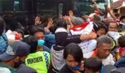 Berebut Sembako dari Jokowi, Ibu Hamil Jatuh di Tengah Kerumunan - JPNN.com