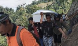 Lihat Perjuangan Warga Jalan Kaki Gotong Jenazah Hingga 15 Kilometer - JPNN.com