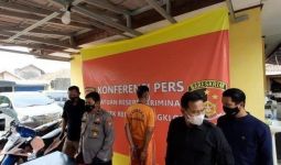 Kesal Pacarnya Diejek, Aca Dorong Mantan Istri dari Motor, Bruk! - JPNN.com