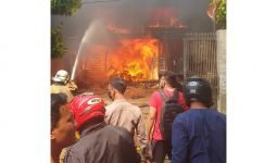Kebakaran Besar Gudang Kayu di Cipayung Diduga Akibat Korsleting Listrik - JPNN.com