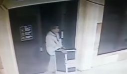 Polisi Sedang Memburu Pria Ini, Ada yang Kenal? Aksinya Viral, Sungguh Bejat - JPNN.com