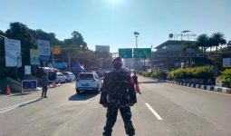 Prajurit TNI Berdiri di Tengah Jalan, Periksa Setiap Kendaraan - JPNN.com